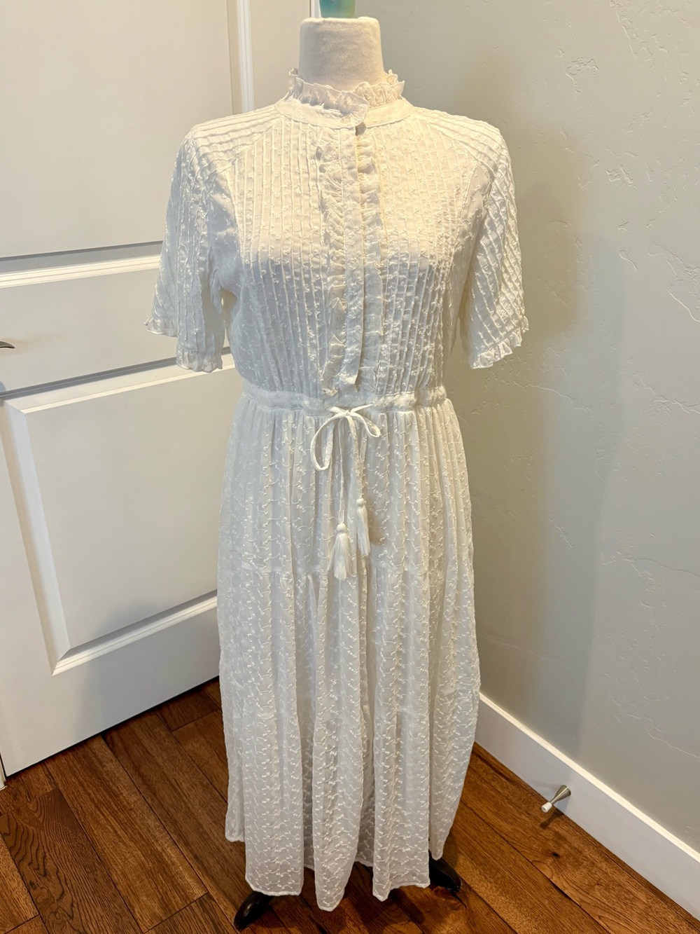 Elegant Boutique White Textured Midi Dress with Tassel Waist Size Medium